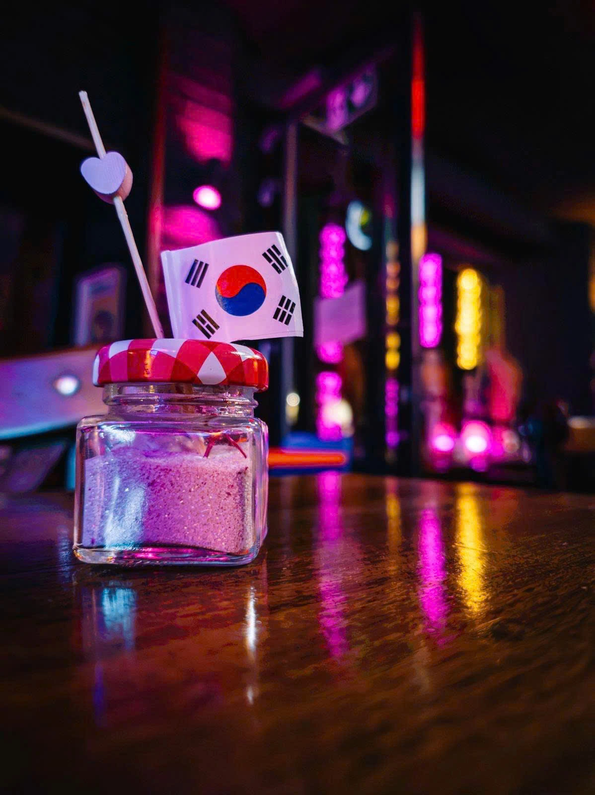 Südkoreanische Flagge als liebevolles Detail auf einem Tisch im LEE 90S