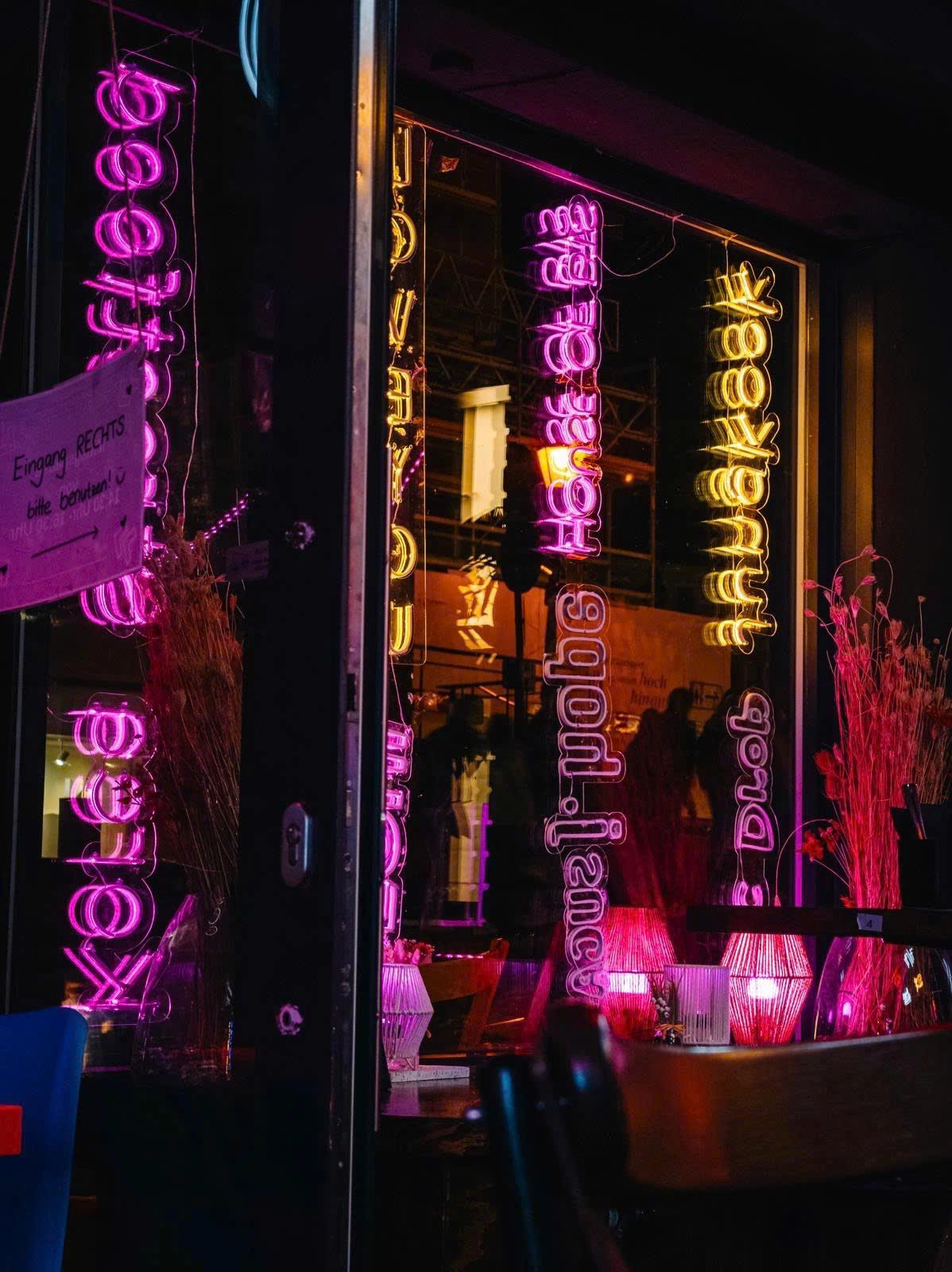 Neonbeleuchteter Innenbereich mit Fensterfront im LEE 90S
